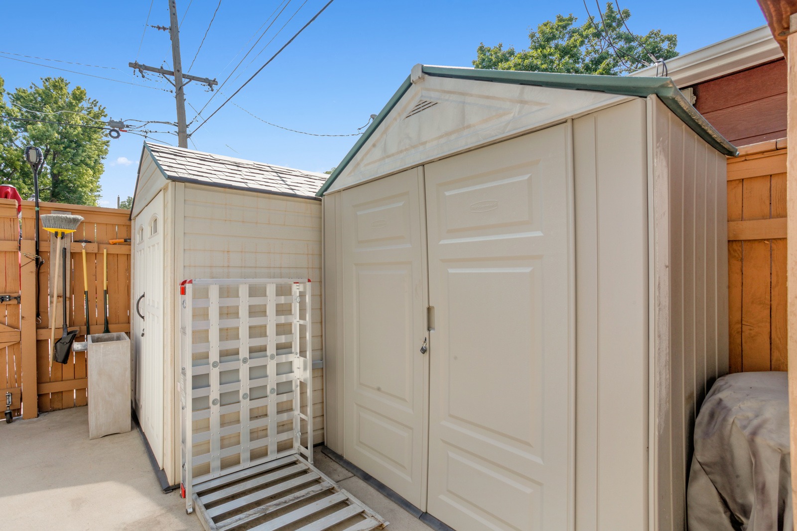Great outdoor storage for yardwork