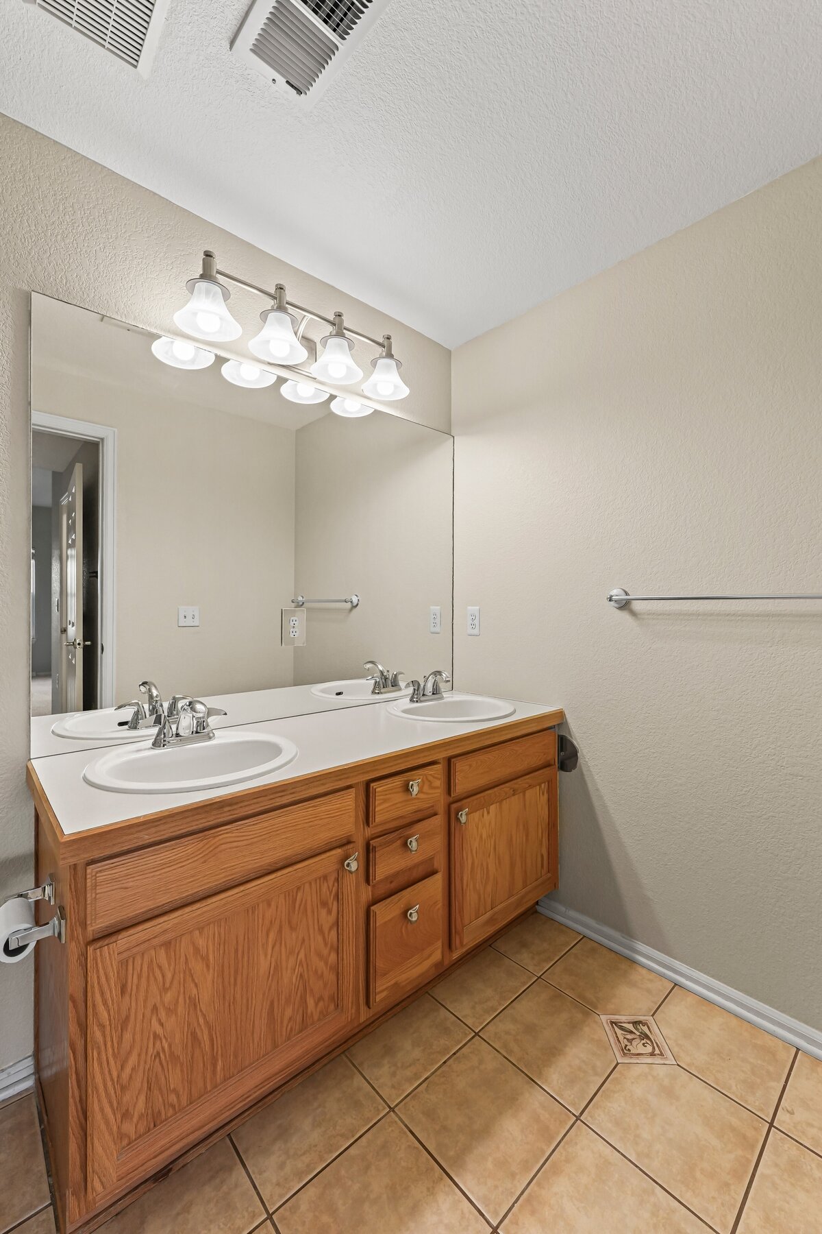 2 Sinks in Primary Bath