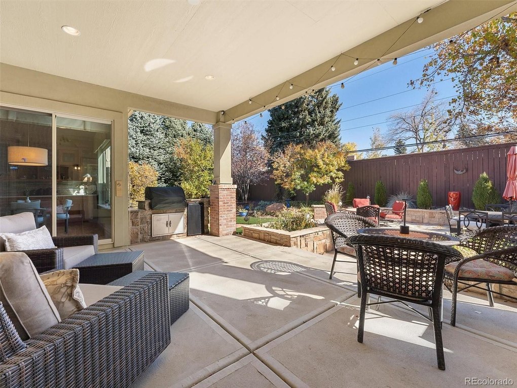 Built-in gas grill, frige and TV included