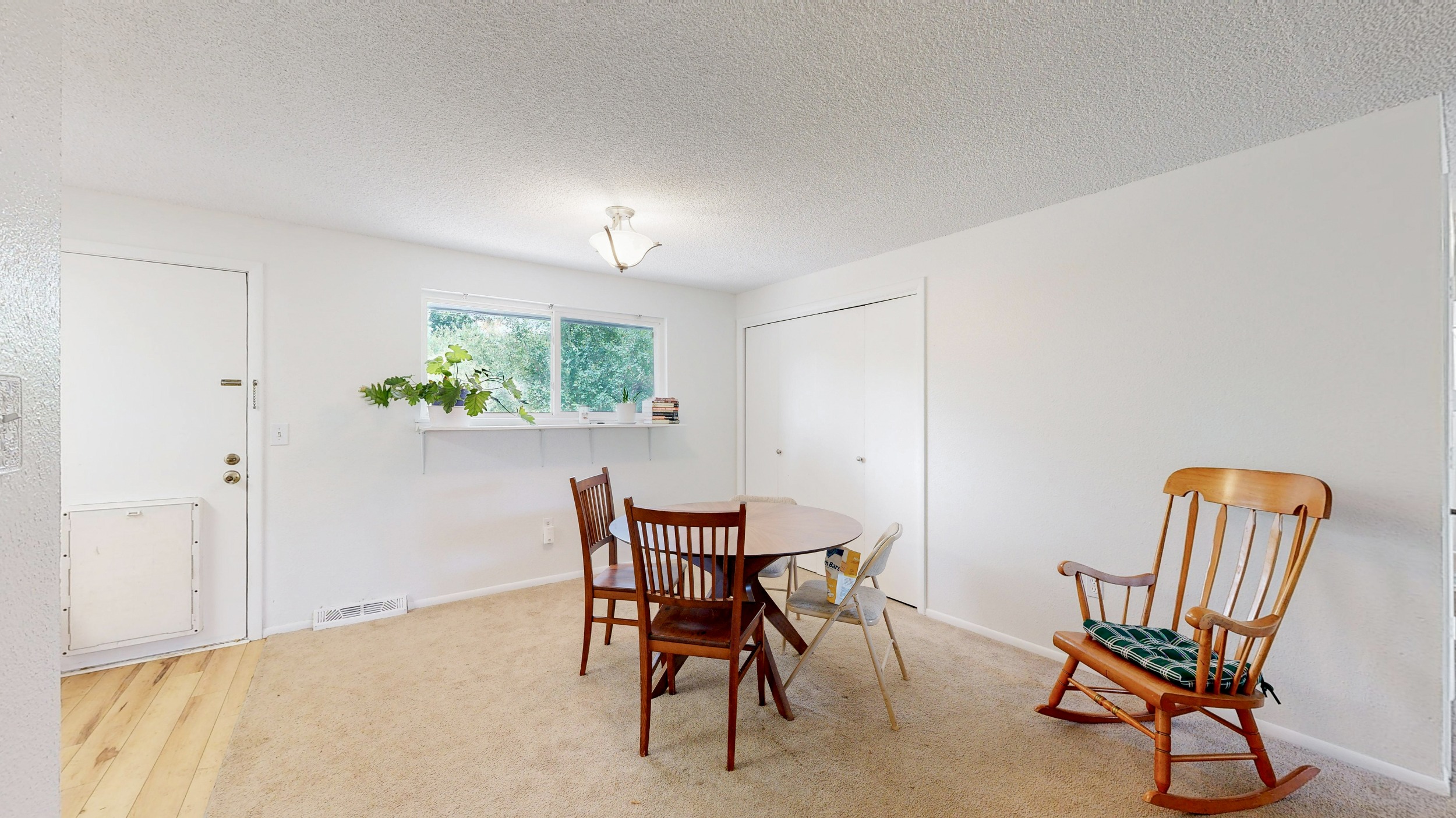 Expandable Dining Area