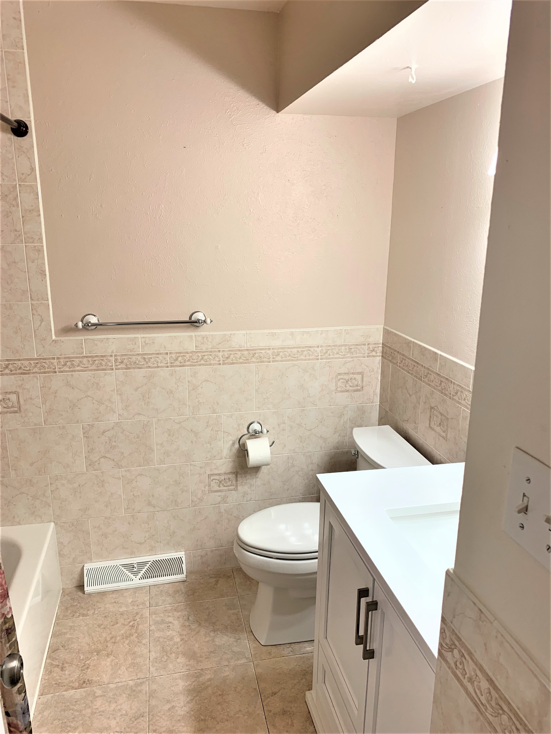 Updated Full Hall Bathroom