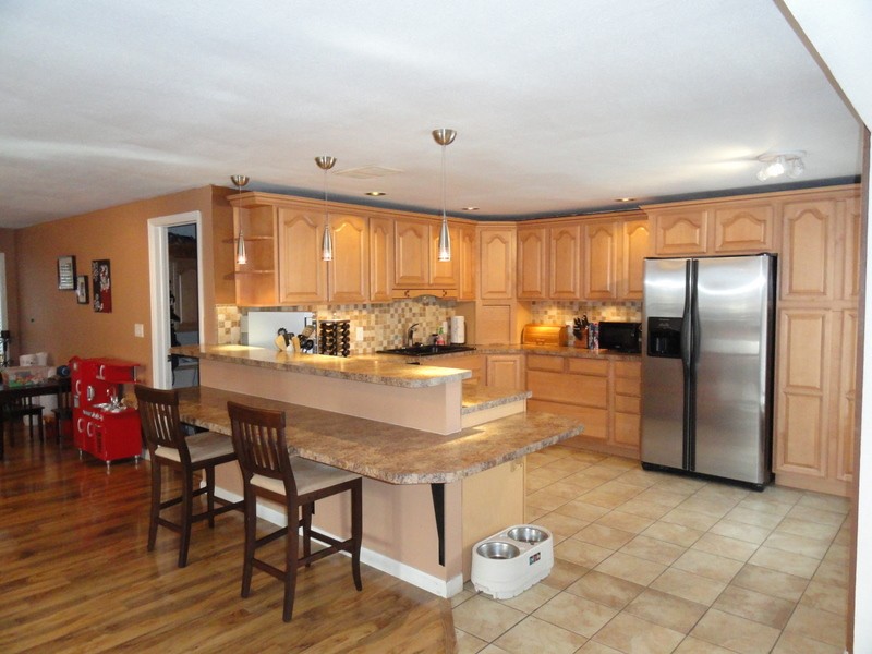 Kitchen with beautiul new cabinets and counters!