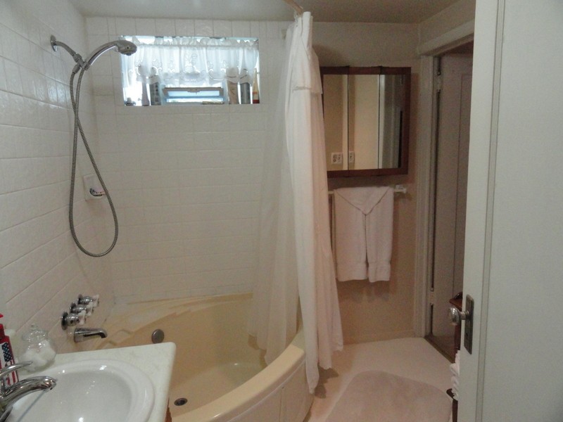 Master bath with a soaking tub!