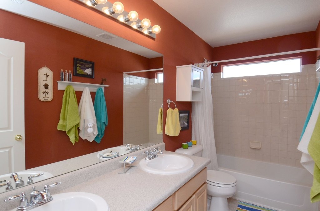 Hall Bath.jpg