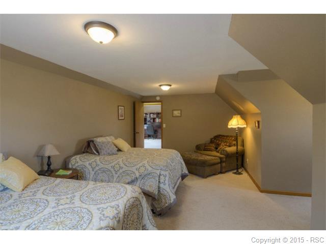 Spacious upper bonus room