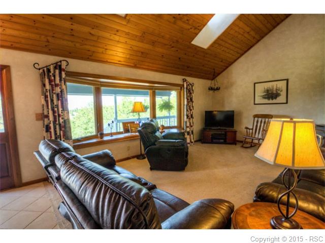 Living room w/bay window