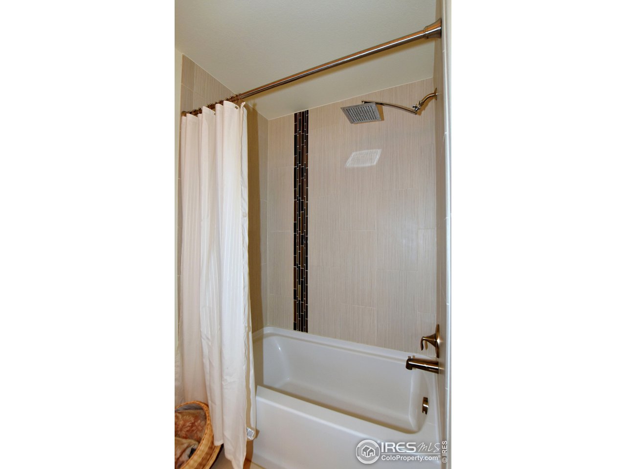 Owner's Suite Tub/Shower with Rain Shower Head