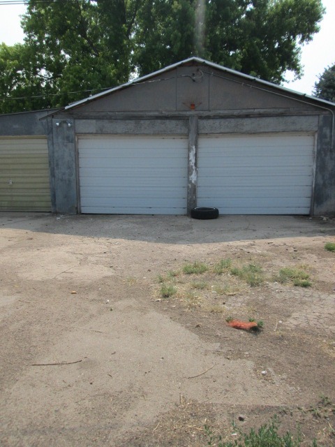 3-car detached garage