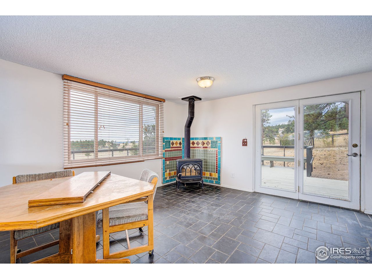 Open Entrance w/Great Tile Floor and Pellet Stove