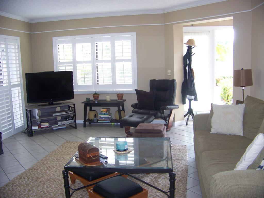 SPACIOUS FAMILY ROOM