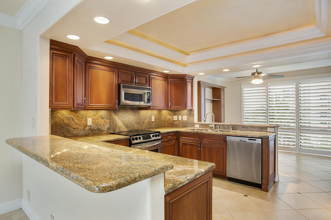 CUSTOM KITCHEN/BREAKFAST BAR