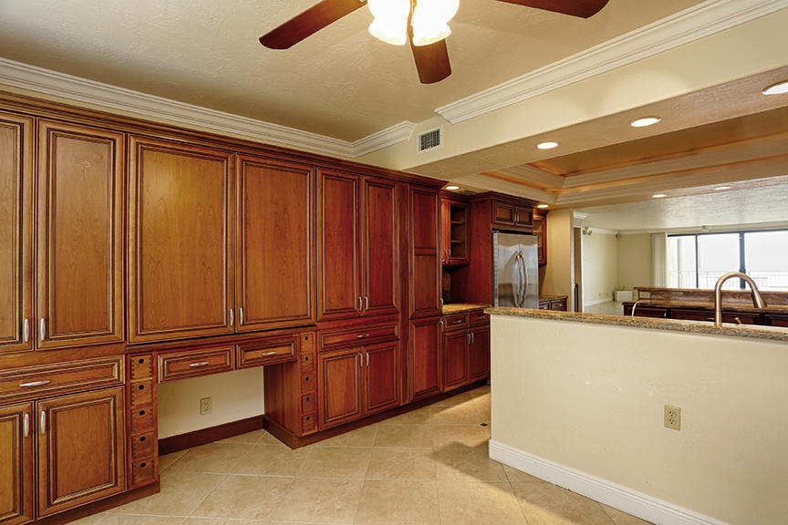 BREAKFAST/OFFICE AREA