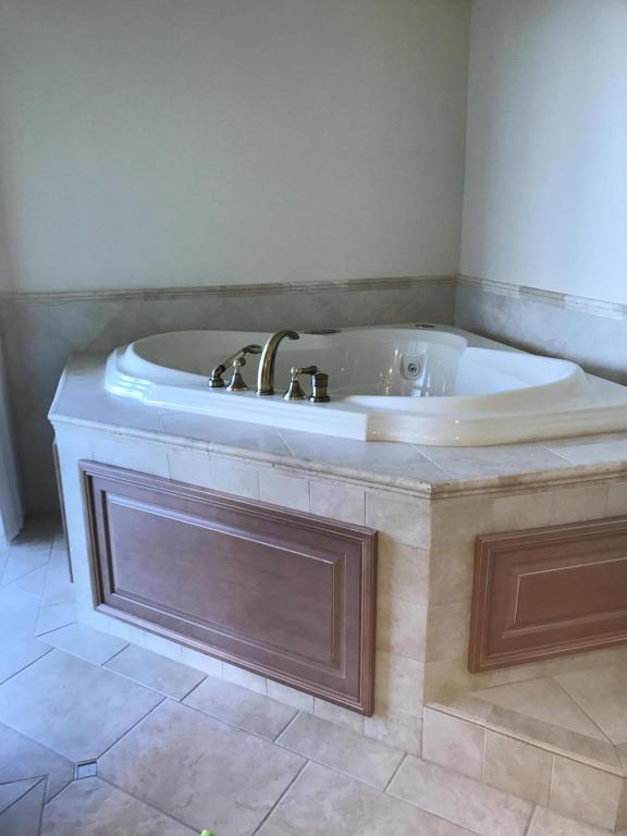 MASTER BATH WHIRLPOOL TUB