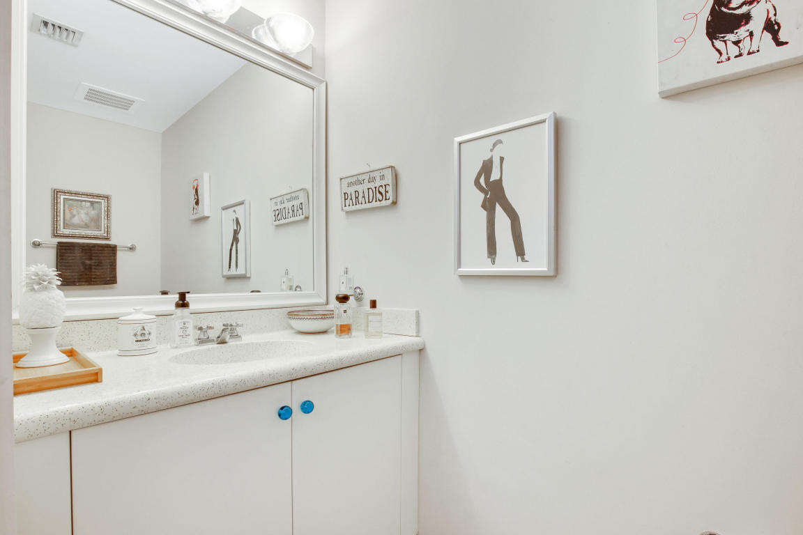 Guest 1/2 Bathroom