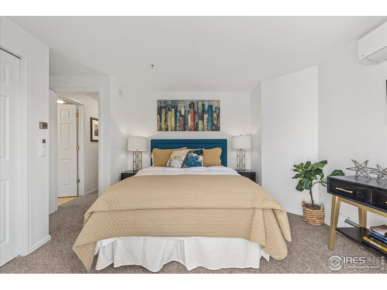 Sunny and spacious bedroom w/private balcony