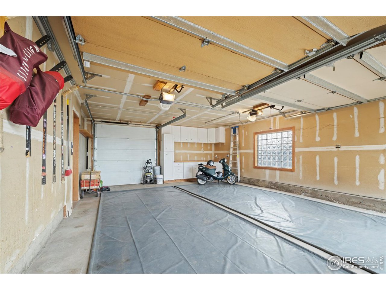 Large garage with 2 side entry