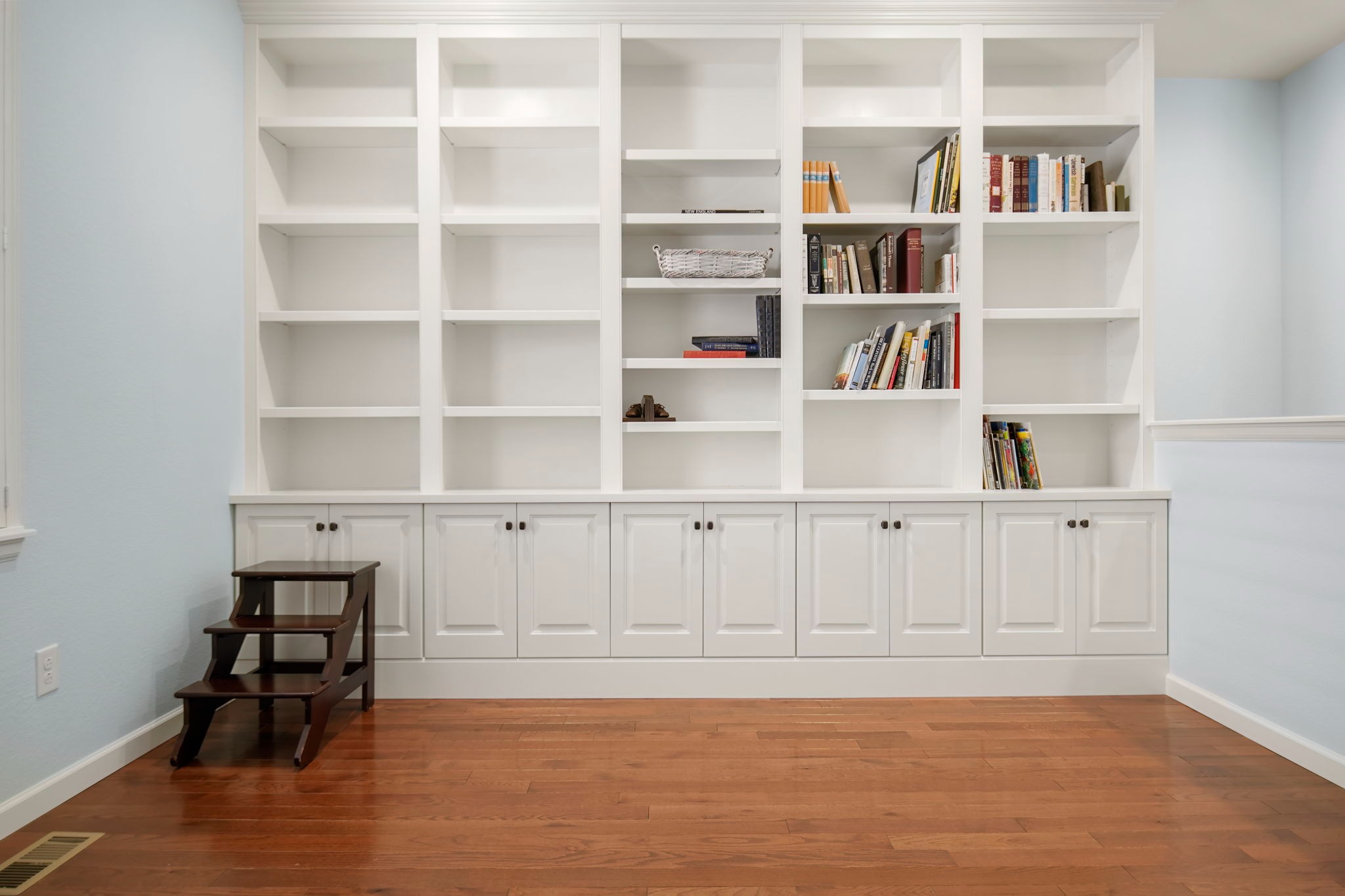 Cozy room with a built-in bookshelf, perfect for a library or additional entertaining space.