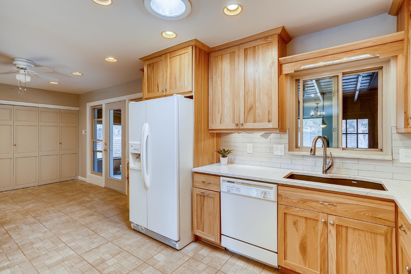 Hickory cabinets w/under cabinet lighting
