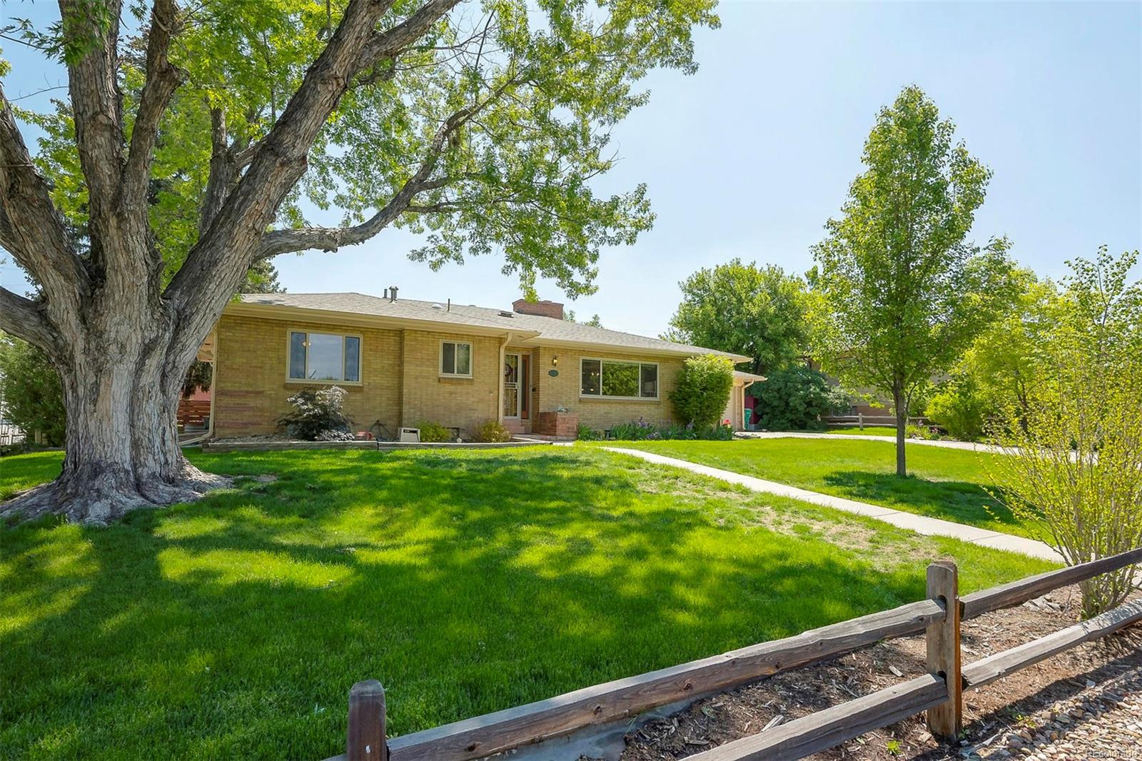 Large Brick Ranch home on quiet cul-de-sac!