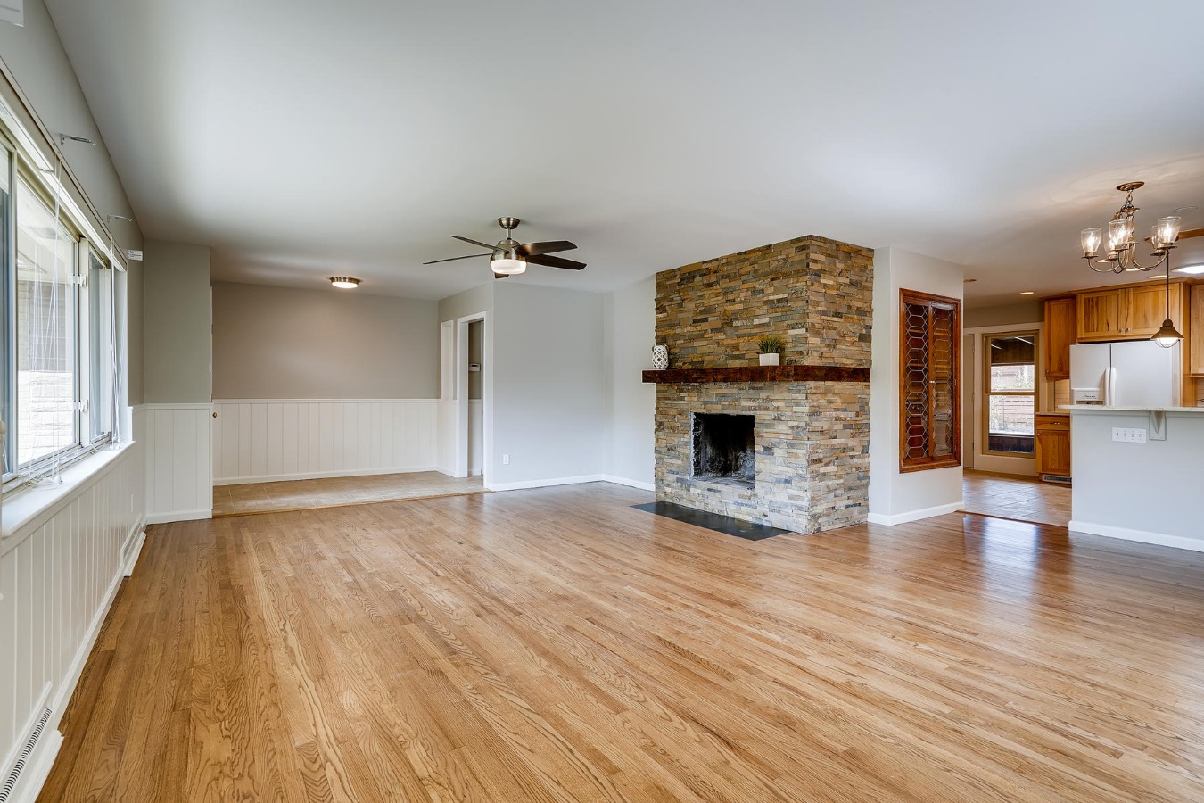 Bright,cheerful,freshly painted Living/Dining area