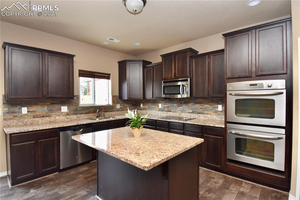 Granite counter tops, crown trimmed cabinets