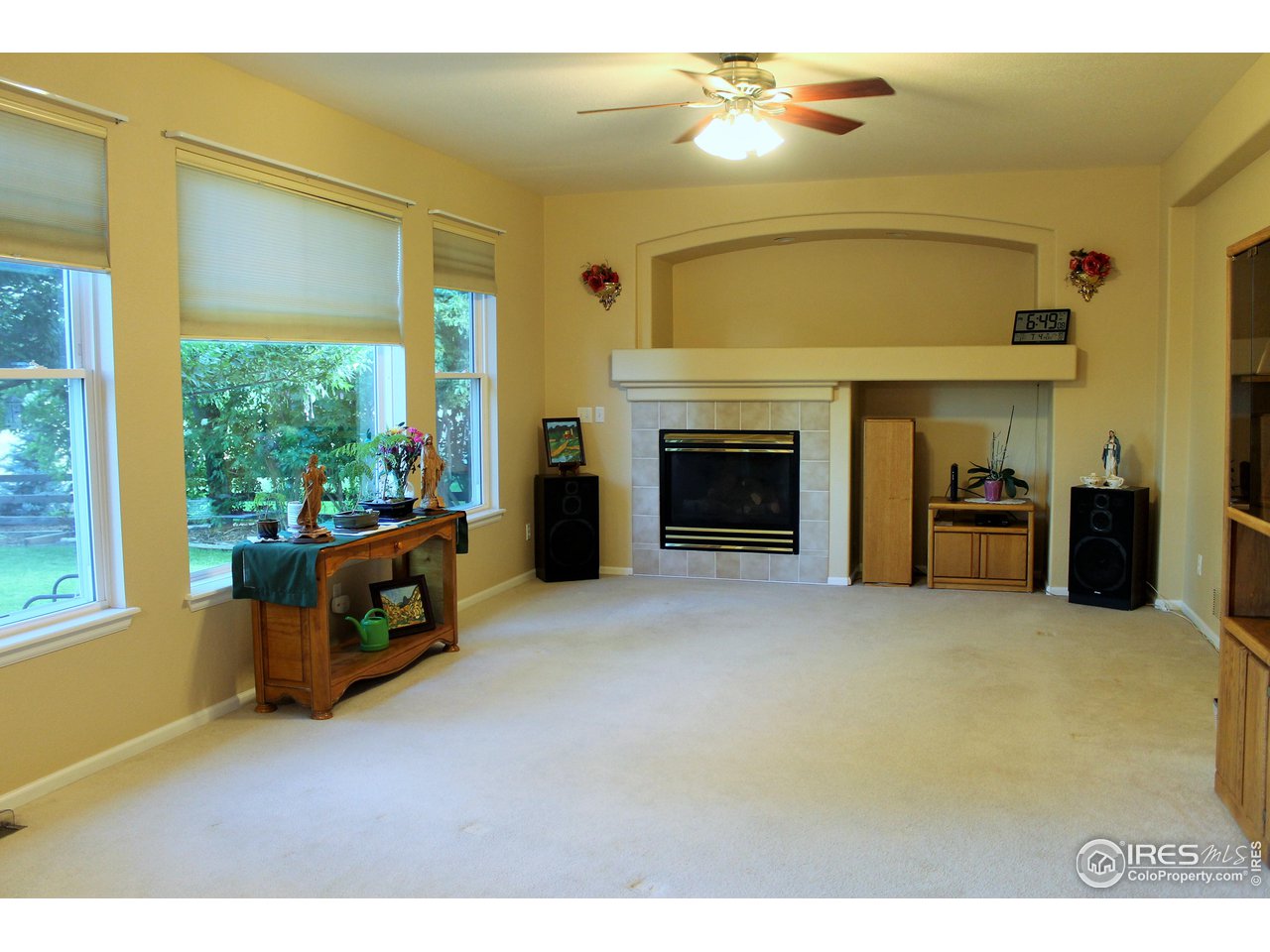 Big family room adjacent to spacious kitchen / breakfast nook.