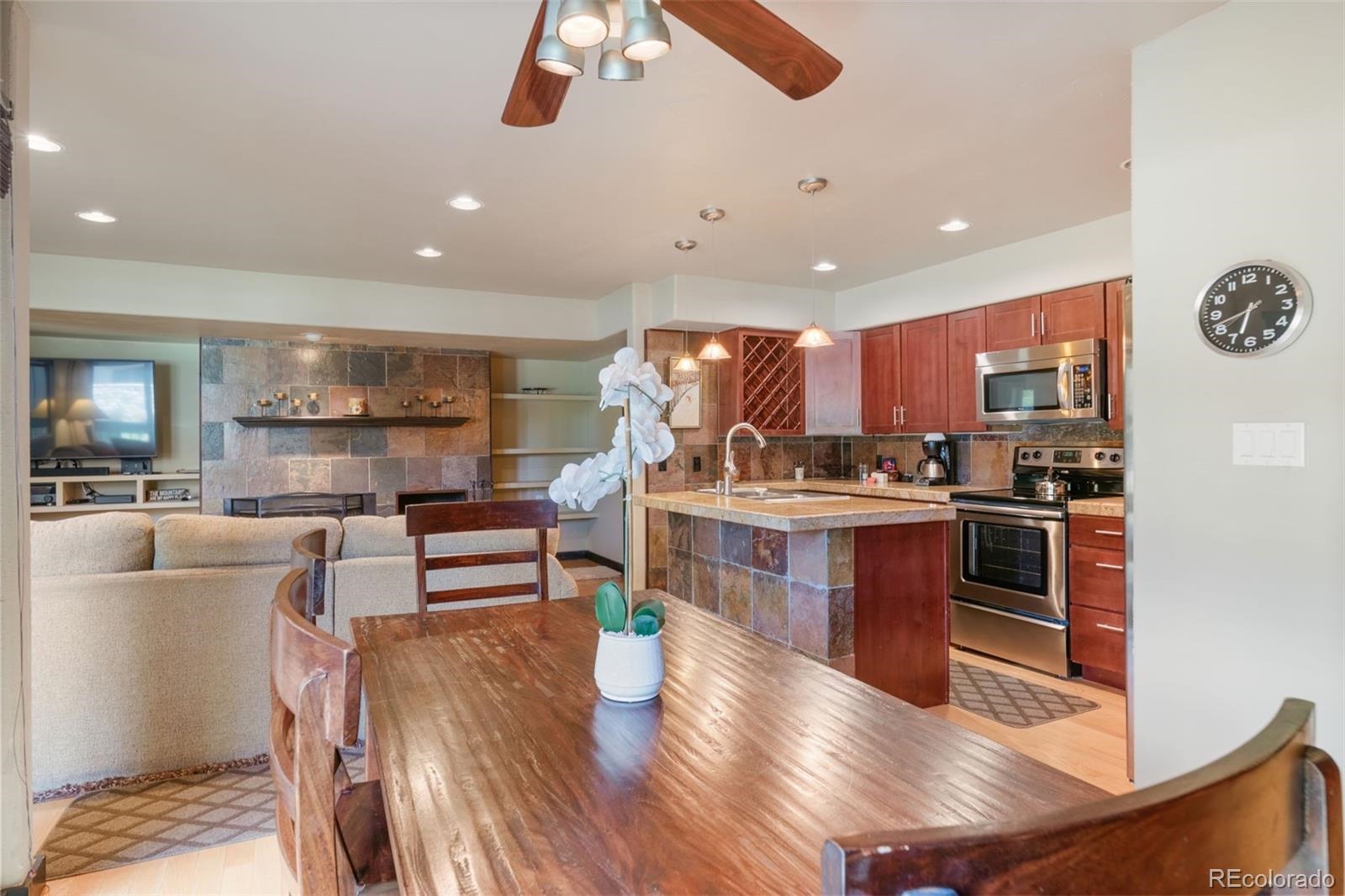 Open floor plan, ceiling fans