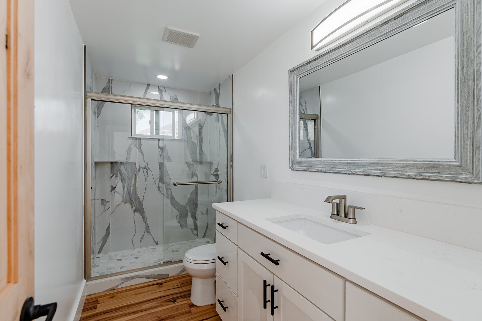 Bathroom (3/4)