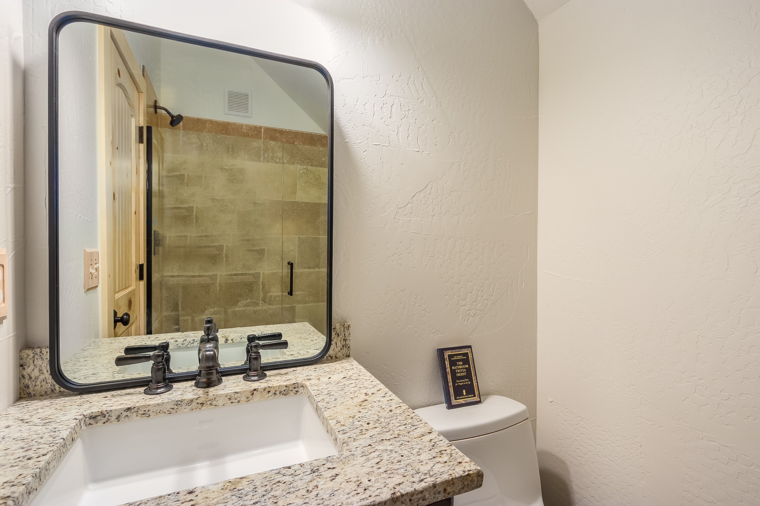 Upper Level 2nd Full Bath